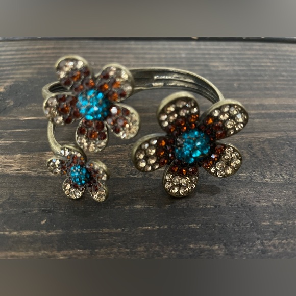 Three flower designs with gems bronze bracelet. - Picture 3 of 4